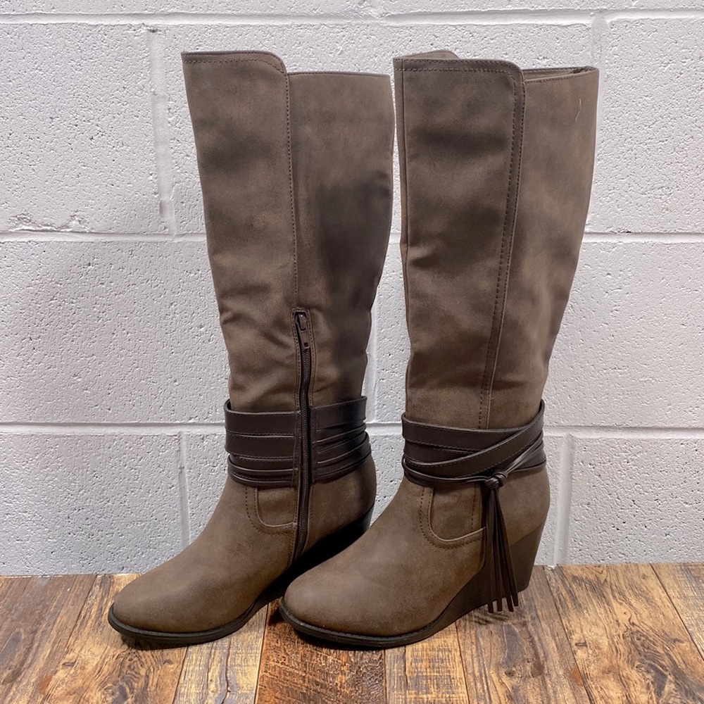 NWOT leather look heeled boots in brown